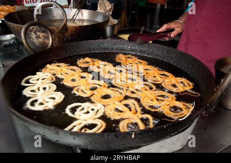 Street Food wird auf der Straße gekocht, Southall, London, Großbritannien Stockfoto