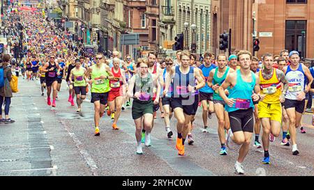 Glasgow, Schottland, Großbritannien. Oktober 2023. Der Great Scottish Run startet vom George Square mit einer großen Menschenmenge und einer großen Anzahl von Teilnehmern. Credit Gerard Ferry/Alamy Live News Stockfoto