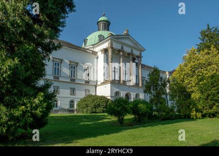 Herrenhaus und Schloss im klassizistischen Stil im Topolcianky-Park. Slowakei. Stockfoto