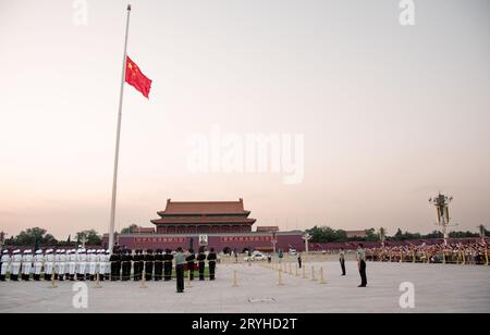 Zeremonie zum Herabsetzen der Pekinger Flagge während des Sonnenuntergangs auf dem Tiananmen-Platz China Stockfoto