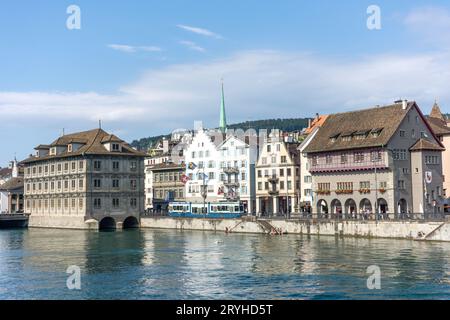 Straßenbahn vorbei am Rathaus auf Limmatquai, Altstadt, Stadt Zürich, Zürich, Schweiz Stockfoto