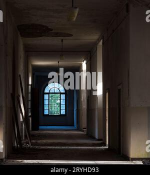 Ein altes zerbrochenes Holzfenster Stockfoto