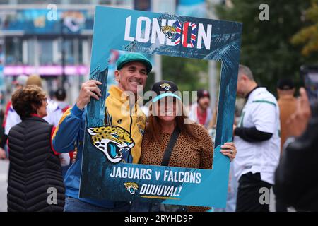 Wembley Stadium, London, Großbritannien. Oktober 2023. NFL UK Football, Atlanta Falcons versus Jacksonville Jaguars; Jacksonville Jaguars Fans Credit: Action Plus Sports/Alamy Live News Stockfoto