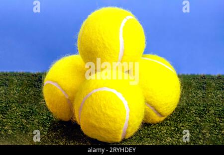 Vier gelbe Tennisbälle im Studio-Setting, Greater London, England, Vereinigtes Königreich Stockfoto