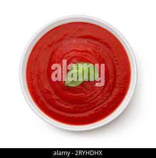 Schüssel Tomatensuppe isoliert auf weißem Hintergrund, Draufsicht Stockfoto