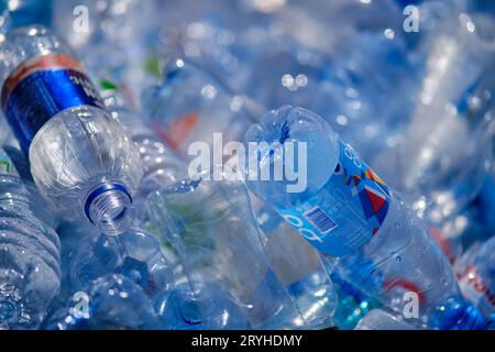 Stapel von Kunststoffflaschen zum Recycling im Recyclingzentrum Moskau, Russland, 05. September 2023 Stockfoto