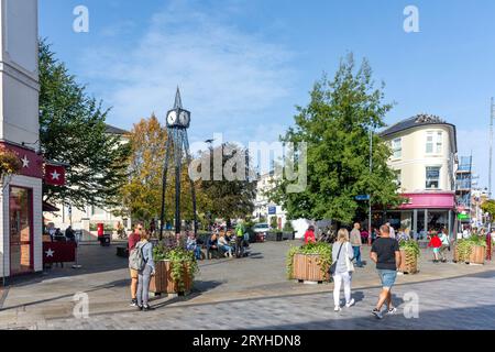 Millennium Clock, Grosvenor Road, Civic Quarter, Royal Tunbridge Wells, Kent, England, Vereinigtes Königreich Stockfoto