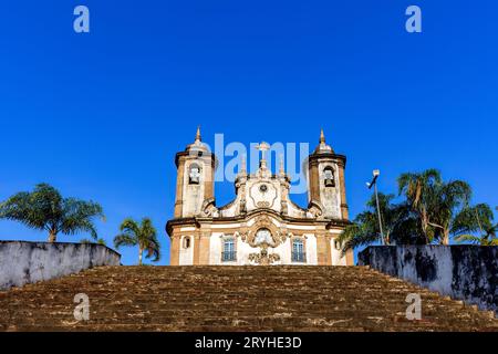 Treppe und Fassade einer historischen Barockkirche Stockfoto