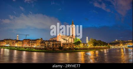 Verona Italien, Panorama-Skyline bei Nacht am Fluss Adige und Basilica di Santa Anastasia Stockfoto