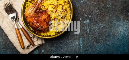 Indisches Gericht Biryani Huhn mit Basmati-Reis in Metall Messing alte Schüssel auf dem Tisch Stockfoto