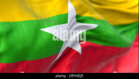 Nahaufnahme der Myanmarer Nationalflagge, die im Wind flattert Stockfoto