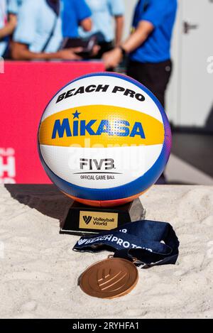 Paris, Frankreich. Juni 2022. Der offizielle Ball während der Beach Volleyball, Paris Beach Pro Tour am 1. Oktober 2023 in Roland Garros, Paris, Frankreich - Foto Antoine Massinon/A2M Sport Consulting/DPPI Credit: DPPI Media/Alamy Live News Stockfoto