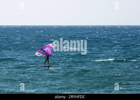 Wing Foil, ein aufblasbarer Flügel, den Sie in der Hand halten und es Ihnen ermöglichen, den Wind an Bord eines beliebigen Boards auszunutzen. Stockfoto