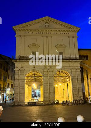 Pisa, Italien. september 2023. Pisas Marktplatz bei Nacht. Hochwertige Fotos Stockfoto