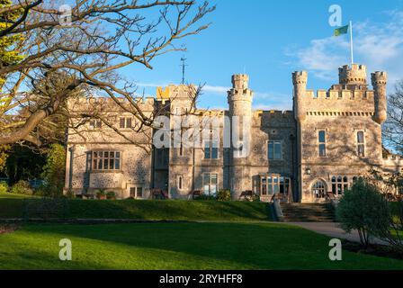 Fassade des Wahrzeichens Whitstable Castle und Gärten in Kent, Großbritannien Stockfoto