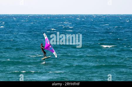 Wing Foil, ein aufblasbarer Flügel, den Sie in der Hand halten und es Ihnen ermöglichen, den Wind an Bord eines beliebigen Boards auszunutzen. Stockfoto