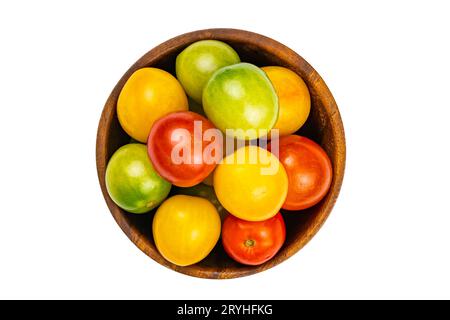 Blick von oben auf bunte reife Kirschtomaten in Holzschale isoliert auf weißem Hintergrund. Stockfoto