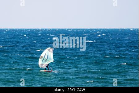 Wing Foil, ein aufblasbarer Flügel, den Sie in der Hand halten und es Ihnen ermöglichen, den Wind an Bord eines beliebigen Boards auszunutzen. Stockfoto