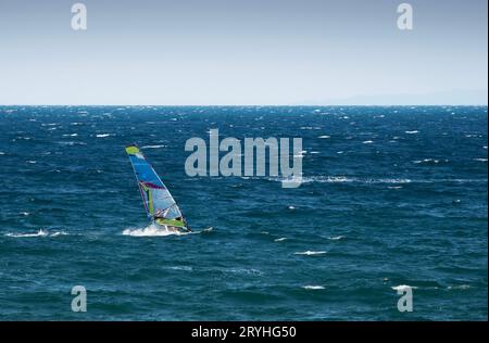 Wing Foil, ein aufblasbarer Flügel, den Sie in der Hand halten und es Ihnen ermöglichen, den Wind an Bord eines beliebigen Boards auszunutzen. Stockfoto