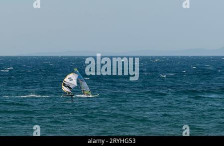 Wing Foil, ein aufblasbarer Flügel, den Sie in der Hand halten und es Ihnen ermöglichen, den Wind an Bord eines beliebigen Boards auszunutzen. Stockfoto