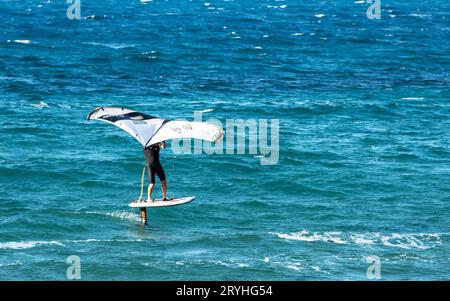 Wing Foil, ein aufblasbarer Flügel, den Sie in der Hand halten und es Ihnen ermöglichen, den Wind an Bord eines beliebigen Boards auszunutzen. Stockfoto