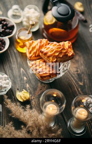 Hausgemachtes Gebäck auf wunderschön serviertem Tisch im rustikalen Stil Stockfoto