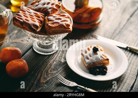 Hausgemachtes Gebäck auf wunderschön serviertem Tisch im rustikalen Stil Stockfoto