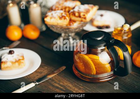Hausgemachtes Gebäck auf wunderschön serviertem Tisch im rustikalen Stil Stockfoto