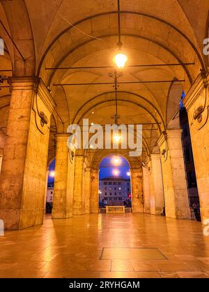 Pisa, Italien. september 2023. Pisas Marktplatz bei Nacht. Hochwertige Fotos Stockfoto