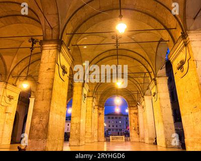 Pisa, Italien. september 2023. Pisas Marktplatz bei Nacht. Hochwertige Fotos Stockfoto