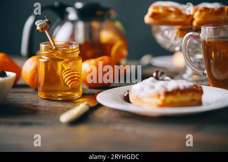 Hausgemachtes Gebäck auf wunderschön serviertem Tisch im rustikalen Stil Stockfoto