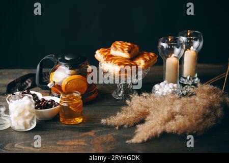 Hausgemachtes Gebäck auf wunderschön serviertem Tisch im rustikalen Stil Stockfoto