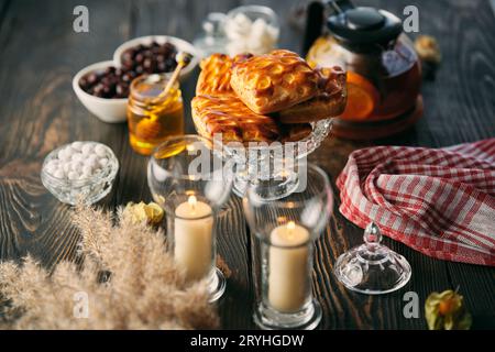 Hausgemachtes Gebäck auf wunderschön serviertem Tisch im rustikalen Stil Stockfoto