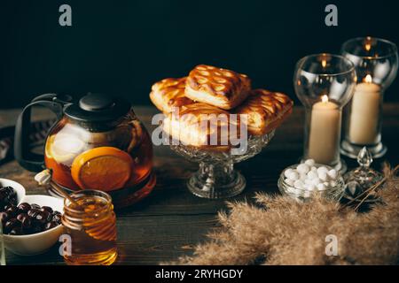 Hausgemachtes Gebäck auf wunderschön serviertem Tisch im rustikalen Stil Stockfoto