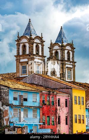 Historische barocke Kirchtürme ragen zwischen alten bunten Häusern im Pelourinho Stockfoto