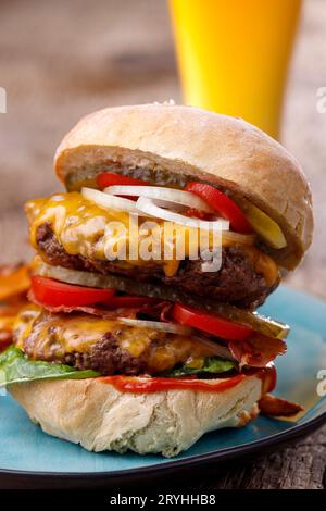 Hausgemachten Cheeseburger auf Holz Stockfoto