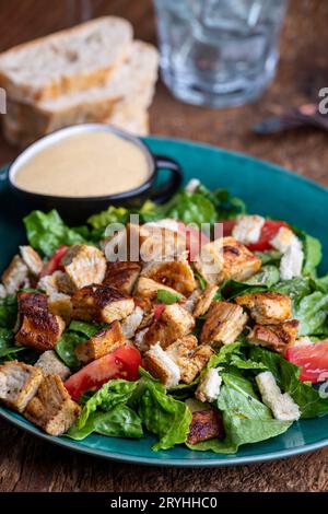 caesar Salat auf einem grünen Teller Stockfoto
