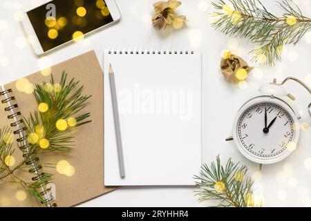 Zurück zum Leben, Ziellistenkonzept. Leeres Notizbuch mit Stift, Uhr und Telefon. Lösungen, Plan, Ziele, Ideenkonzept der Checkliste. Draufsicht, Flat-Lay-Cop Stockfoto