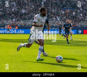 Sport, Fußball, Bundesliga, 2023/2024, VfL Bochum gegen Borussia Mönchengladbach 1-3, Vonovia Ruhr Stadion, Spielort, Theoson-Jordan Siebatcheu (MG) im Ballbesitz, DFL-VORSCHRIFTEN VERBIETEN JEDE VERWENDUNG VON FOTOGRAFIEN ALS BILDSEQUENZEN UND/ODER QUASI-VIDEO Stockfoto