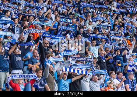 Sport, Fußball, Bundesliga, 2023/2024, VfL Bochum gegen Borussia Mönchengladbach 1-3, Vonovia Ruhrstadion, Besucher, Bochumer Fans haben Spaß und präsentieren ihre Vereinstücher, DFL-VORSCHRIFTEN VERBIETEN JEDE VERWENDUNG VON FOTOGRAFIEN ALS BILDSEQUENZEN UND/ODER QUASI-VIDEO Stockfoto