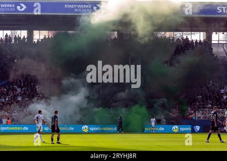 Sport, Fußball, Bundesliga, 2023/2024, VfL Bochum vs. Borussia Mönchengladbach 1-3, Vonovia Ruhrstadion, Publikumsstörungen im Stadion, Gladbach Fußballfans Feuerpyrotechnik und Rauchbomben, DFL-VORSCHRIFTEN VERBIETEN JEDE VERWENDUNG VON FOTOGRAFIEN ALS BILDSEQUENZEN UND/ODER QUASI-VIDEO Stockfoto