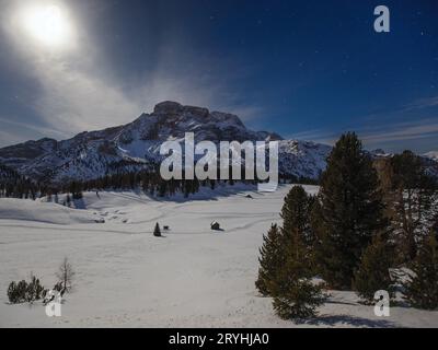 Das Mondlicht beleuchtet das Plateau der Piazza Prato und den Berg Croda Rossa d'Ampezzo. Winternächtelandschaft in den Dolomiten. Italienische Alpen. Europa. Stockfoto