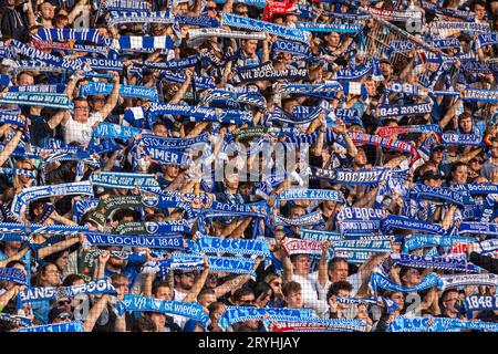 Sport, Fußball, Bundesliga, 2023/2024, VfL Bochum gegen Borussia Mönchengladbach 1-3, Vonovia Ruhrstadion, Besucher, Bochumer Fans haben Spaß und präsentieren ihre Vereinstücher, DFL-VORSCHRIFTEN VERBIETEN JEDE VERWENDUNG VON FOTOGRAFIEN ALS BILDSEQUENZEN UND/ODER QUASI-VIDEO Stockfoto