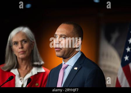 Hakeem Jeffries (Demokrat von New York) und Katherine Clark (Demokrat von Massachusetts), die Minderheitenführerin des US-Repräsentantenhauses, auf einer Pressekonferenz nach der Verabschiedung von H.R. 5860, die die Regierung am Samstag, den 30. September 2023, von einem Regierungsstillstand fernhielt. Danksagung: Annabelle Gordon/CNP/MediaPunch Stockfoto