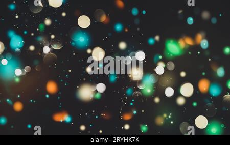 Fliegende Partikel auf schwarzem Hintergrund, Bokeh-Textur, verschwommenes festliches Licht, glitzerndes Konfetti, glänzende Flecken, oran Stockfoto