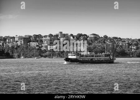 Schwarzweißfoto der Sydney Ferries Lady-Class Ferry, Lady Northcott, unterwegs im Hafen von Sydney, NSW, Australien. Stockfoto