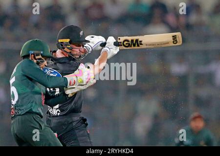 New Zealand Batter will Young Fledermäuse während des 3. ODI-Spiels von Bangladesch und Neuseeland in drei Spielreihen im Sher-e-Bangla National Cricket Stadium Stockfoto