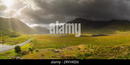 Panorama des Doolough Valley mit Seen und Bergkette, Irland Stockfoto