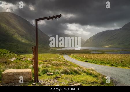 Doolough Valley Schild mit Seen Bergkette im Hintergrund, Irland Stockfoto