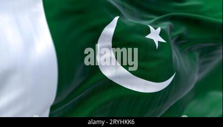 Detail der pakistanischen Nationalflagge, die im Wind winkt Stockfoto